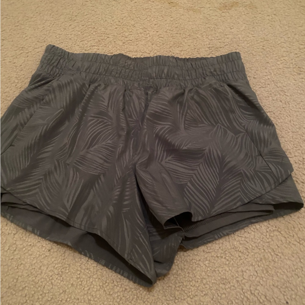 Avía Athletic Shorts